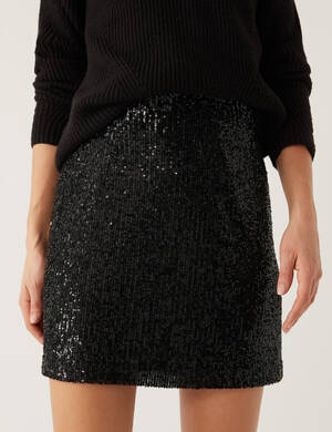 marksandspencer_AW22_Partywear_T59_1115S_ackova minisukne s flitry_cerna_899Kc_modelka2.jpg